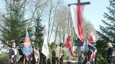 Poczty sztandarowe szk� pod Krzy�em Katy�skim